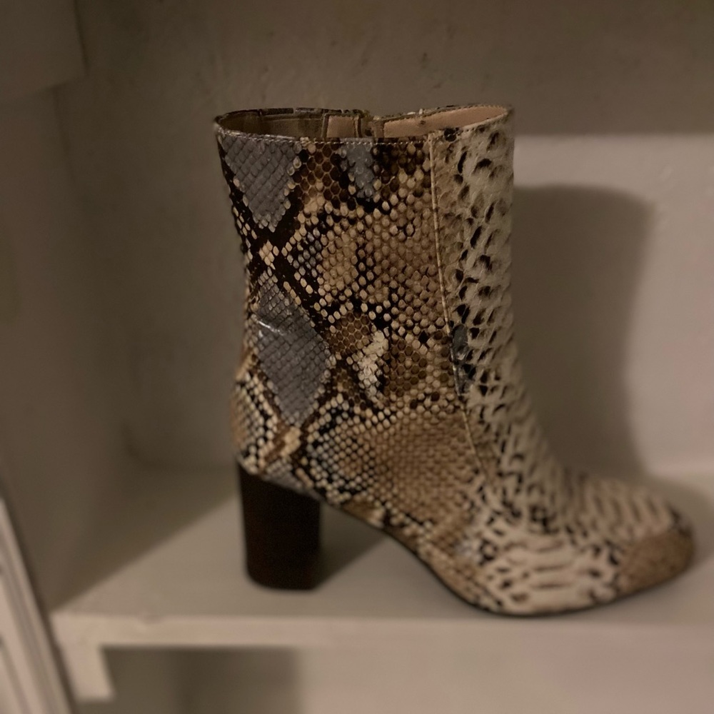 Only wore 1 time very comfortable just don’t ever go out to need them